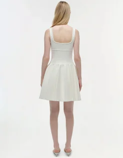 Ausgestelltes Mini-Kleid