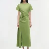 Ausgestelltes Satin-Kleid mit Drapierung