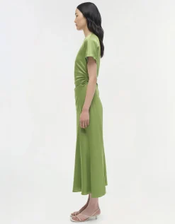 Ausgestelltes Satin-Kleid mit Drapierung