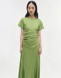 Ausgestelltes Satin-Kleid mit Drapierung