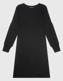 Feinstrickkleid mit Schlitzausschnitt