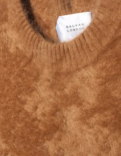 Fuzzy-Kaschmir-Pullover und dekorativen Knöpfen