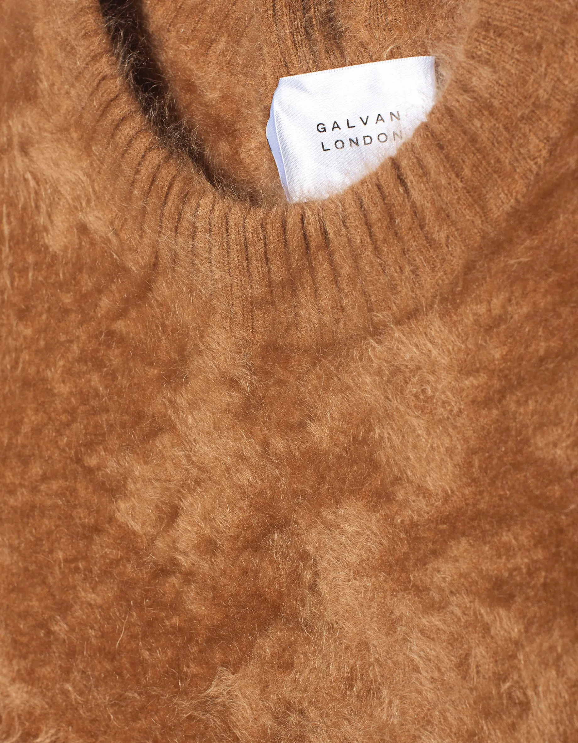 Fuzzy-Kaschmir-Pullover und dekorativen Knöpfen