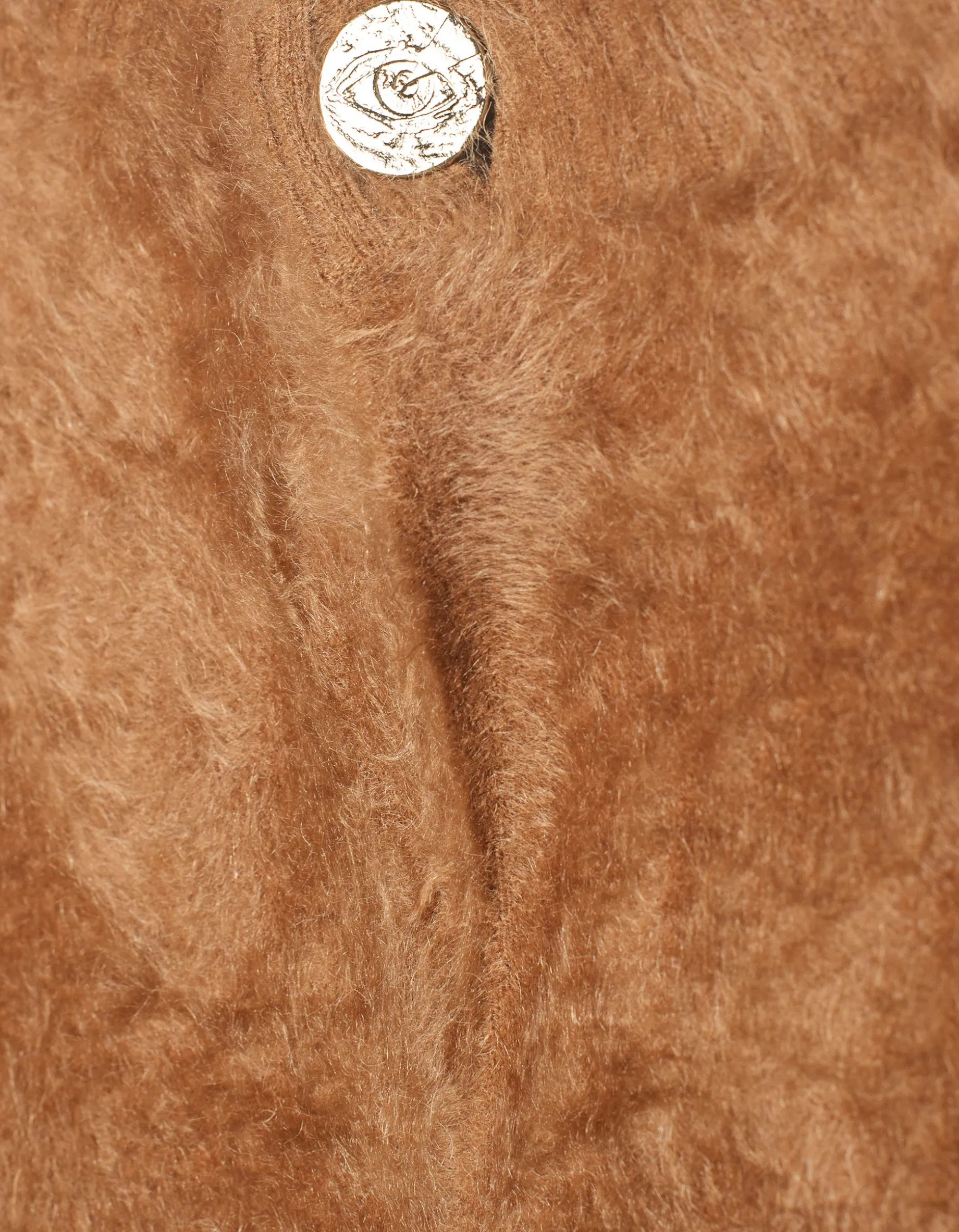 Fuzzy-Kaschmir-Pullover und dekorativen Knöpfen