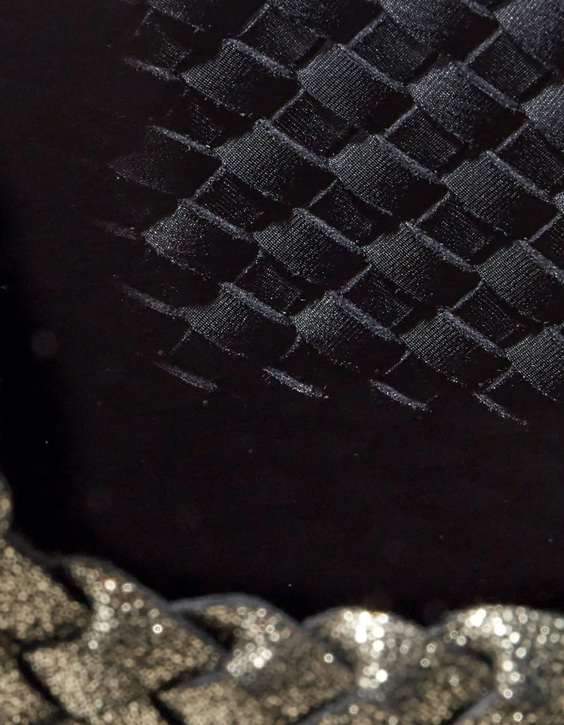 Geflochtene Neopren-Beuteltasche mit Metallfinish