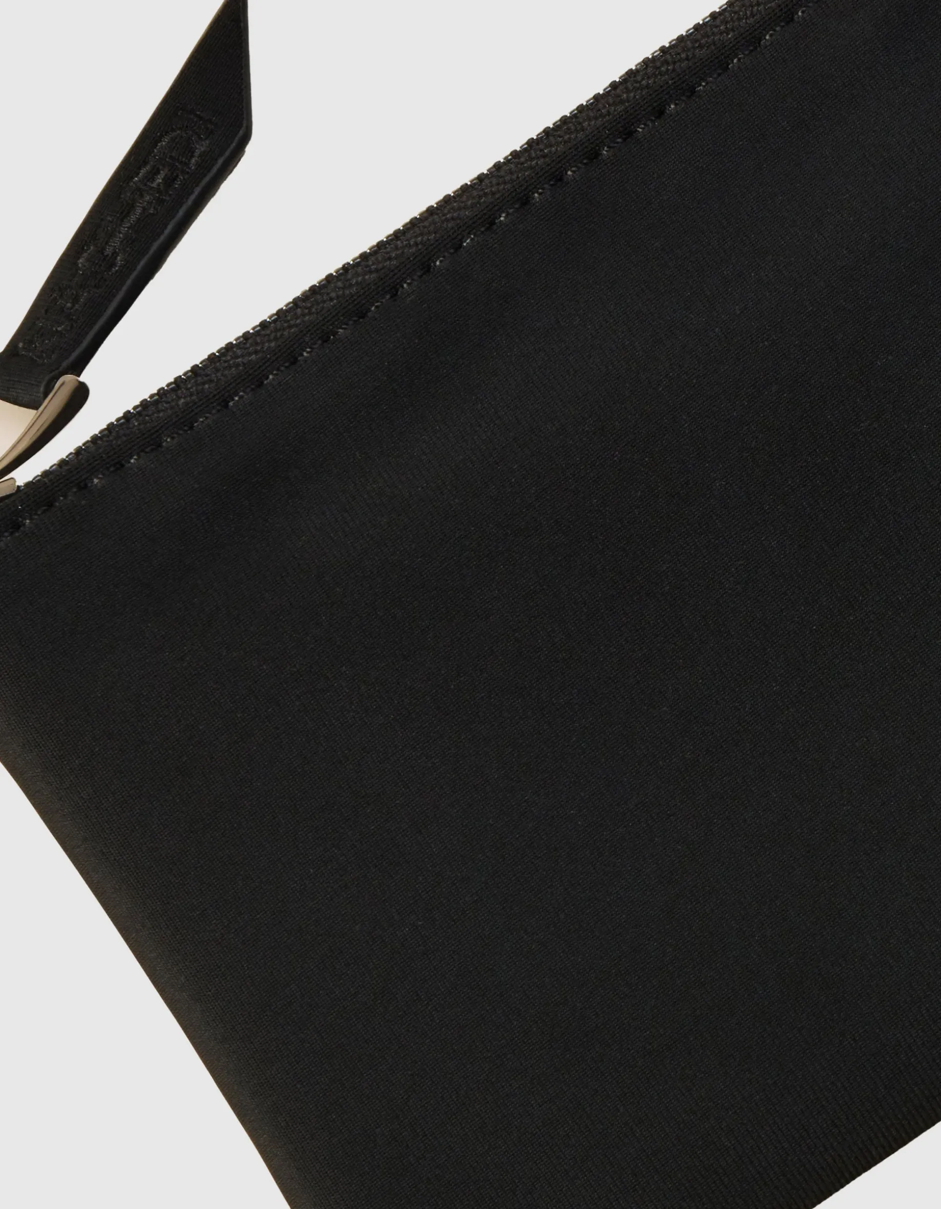 Geflochtene Tote Bag mit abnehmbarem Schulterriemen und Pouch