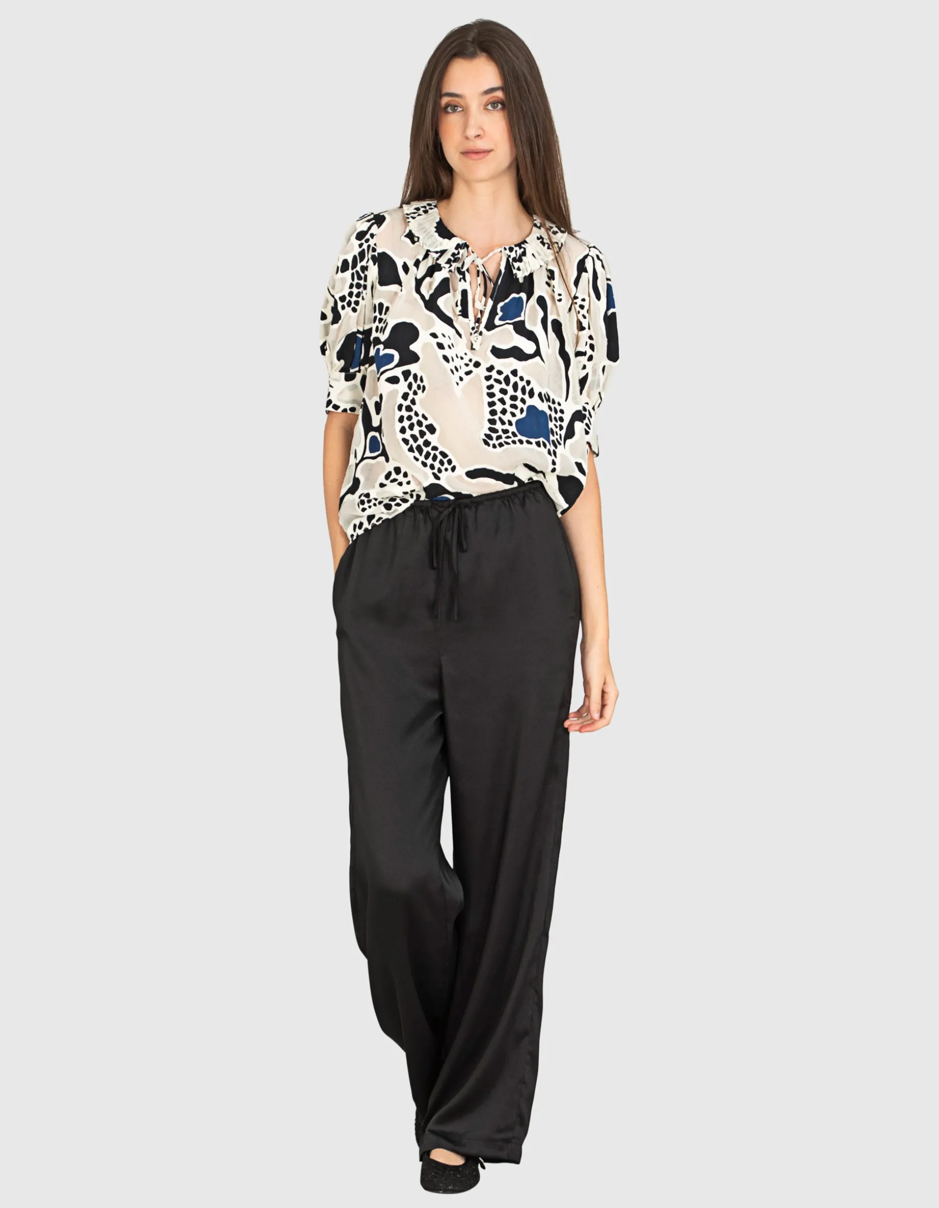 Gemusterte Kurzarm-Bluse mit Binde-Detail
