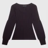 Geripptes Feinstrickpullover mit Schlitz-Ausschnitt