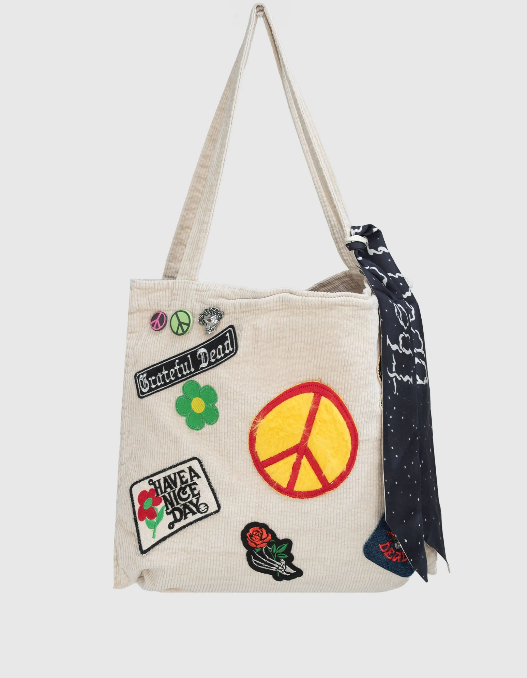 Kord-Tasche mit Patches, Buttons und abnehmbarem Seiden-Tuch