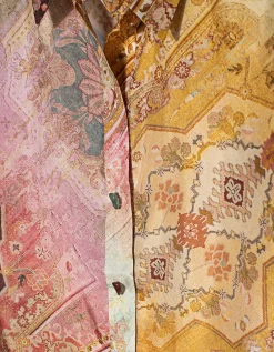 Kurzarm-Seidenbluse Tallow mit Zierknöpfen