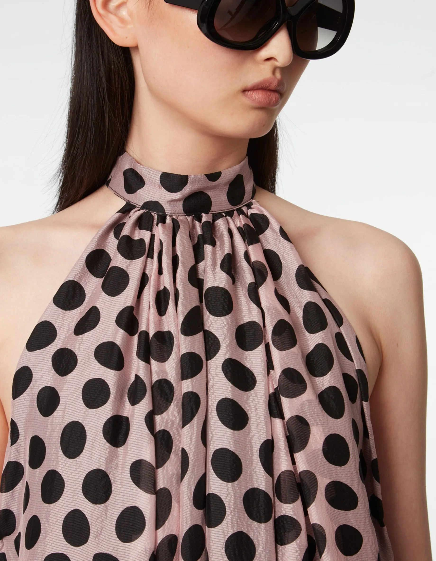 Seersucker-Seiden-Neckholder-Kleid mit Polka-Dots