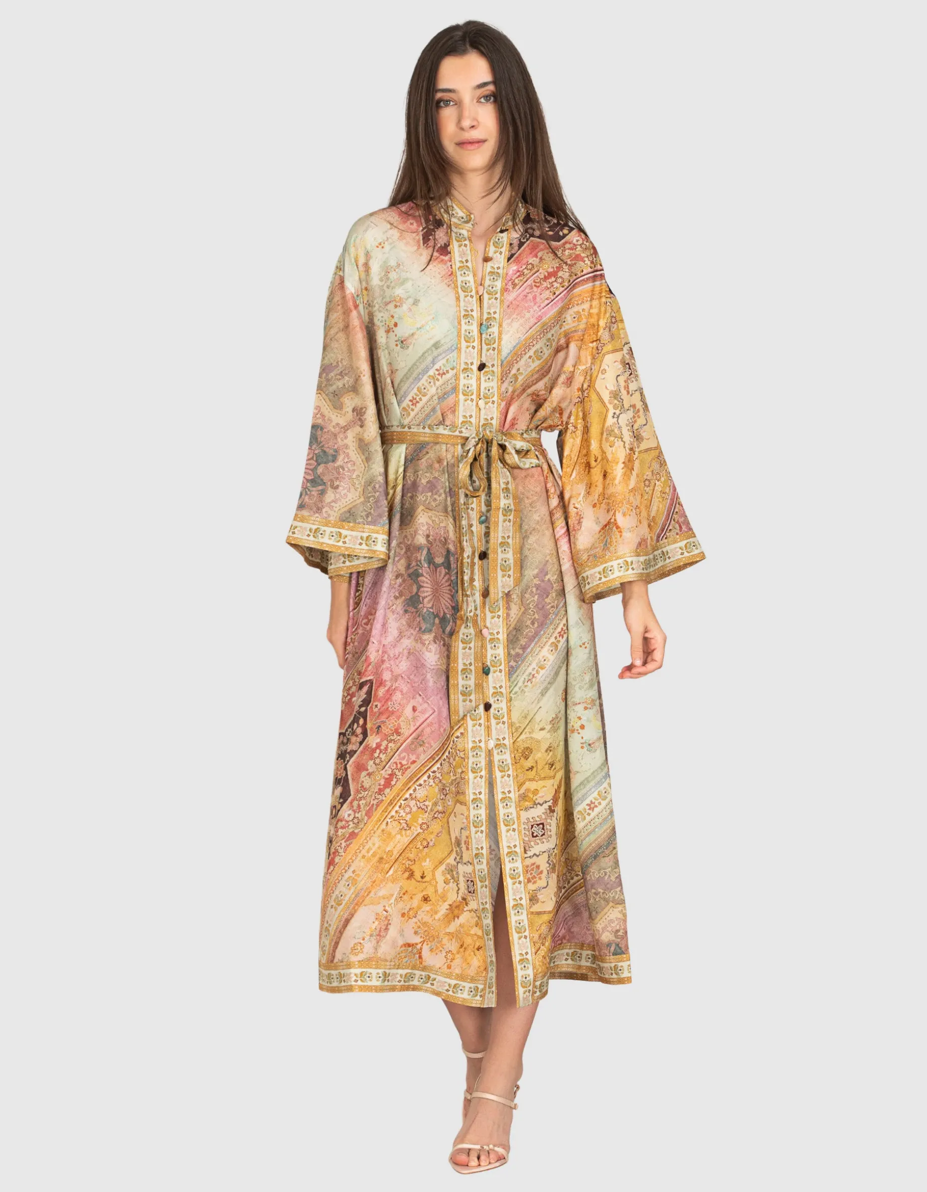 Seidenkleid mit Zierknöpfen Tallow und Bindegürtel