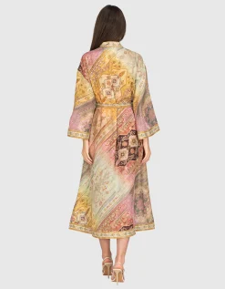 Seidenkleid mit Zierknöpfen Tallow und Bindegürtel