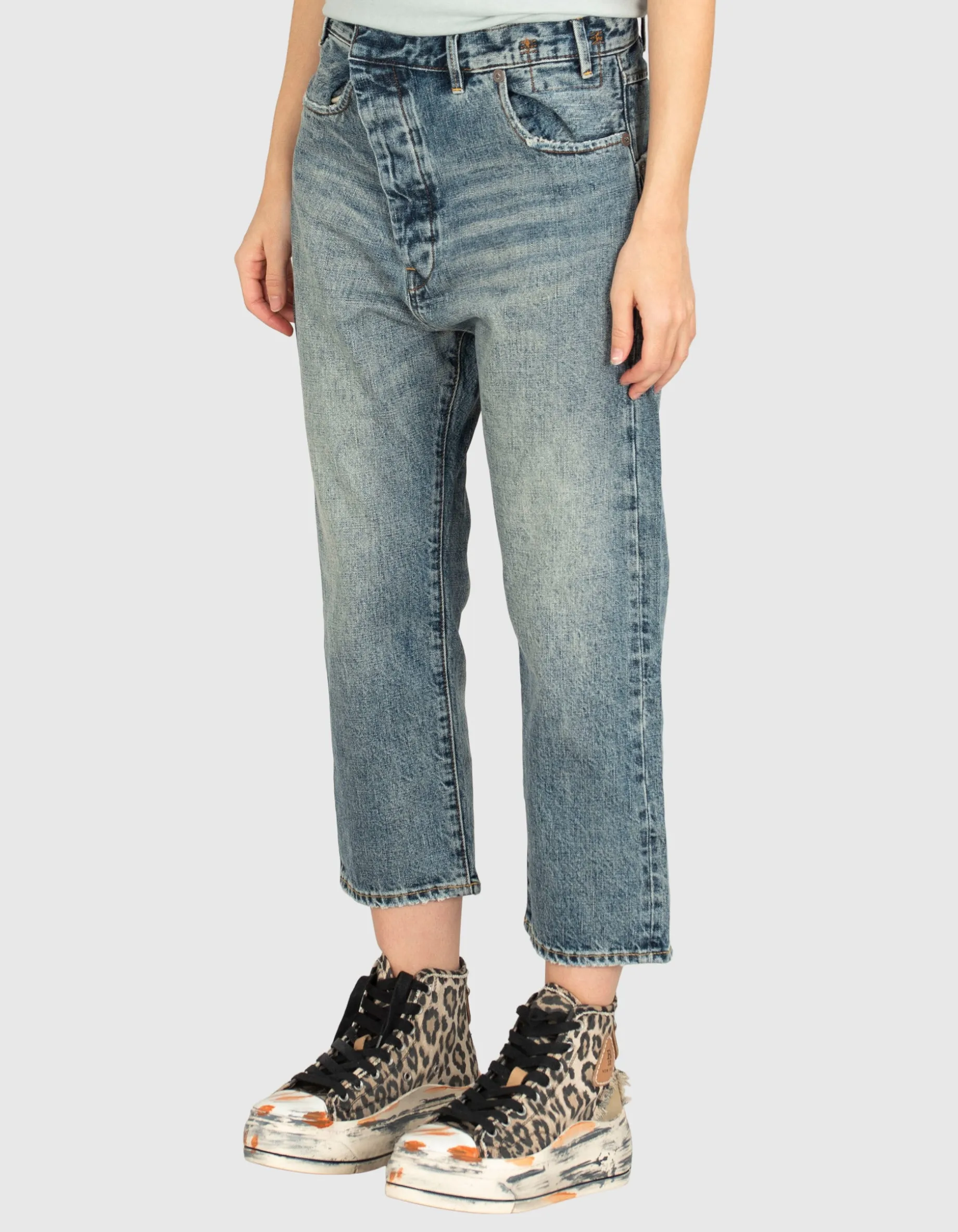 Washed-Out Jeans mit asymmetrischem Bund