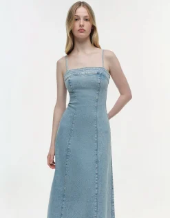 Washed-Out Jeanskleid mit offenem Saum