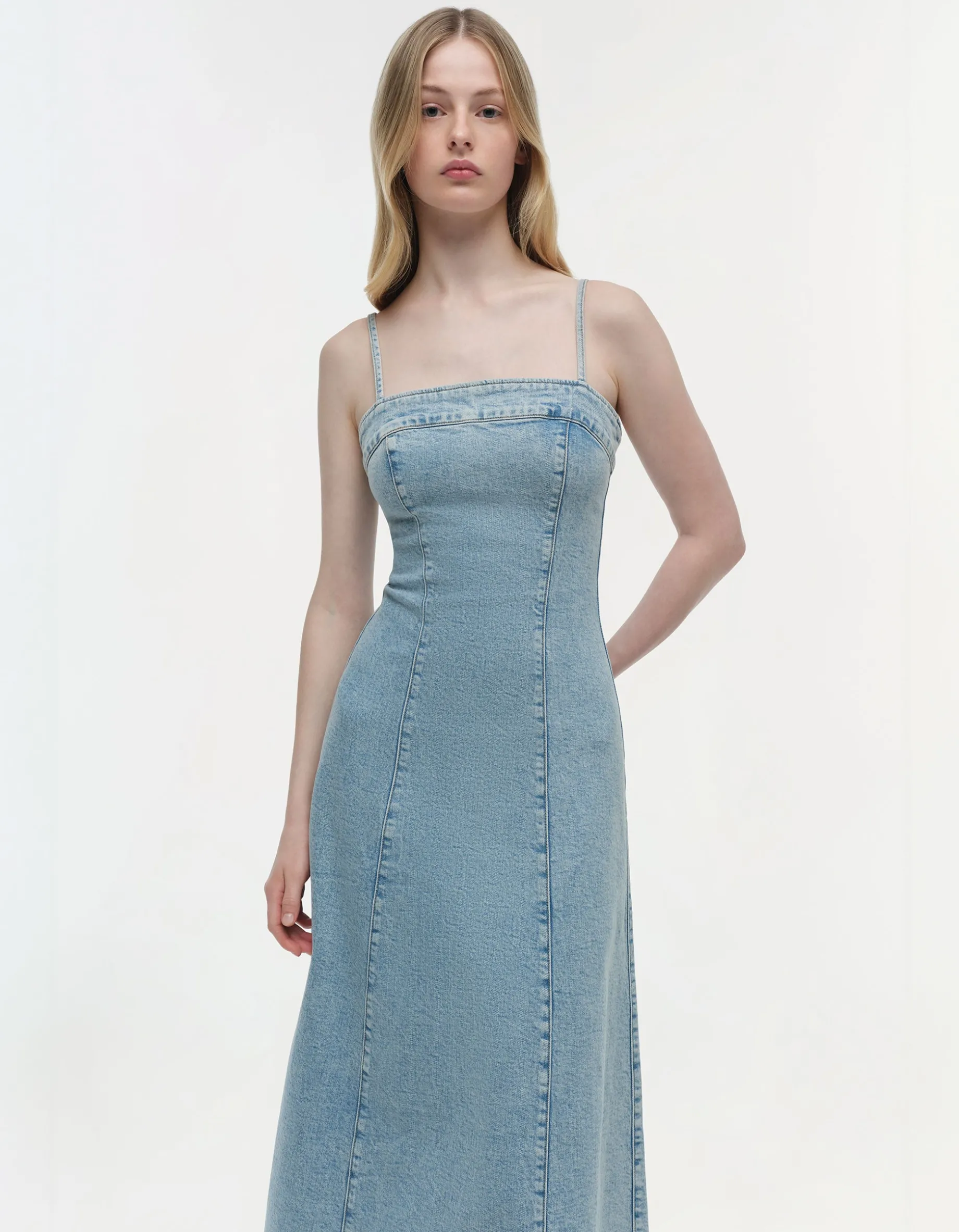Washed-Out Jeanskleid mit offenem Saum