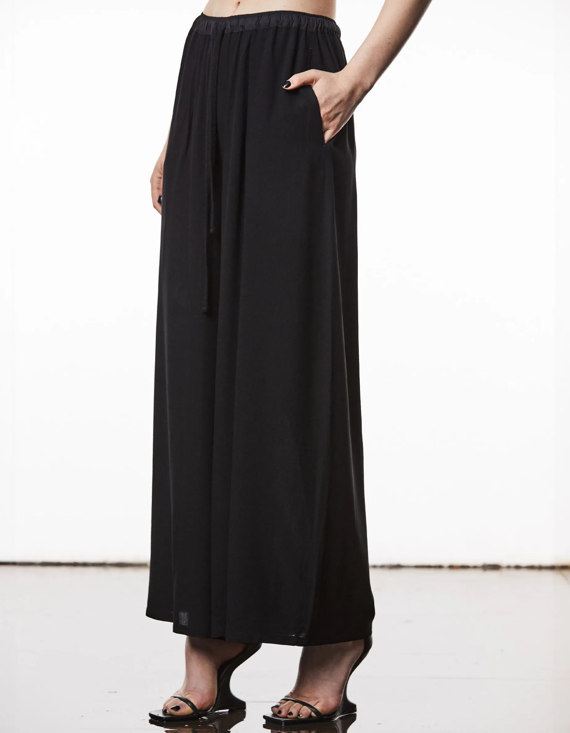 Wide-Leg Hose