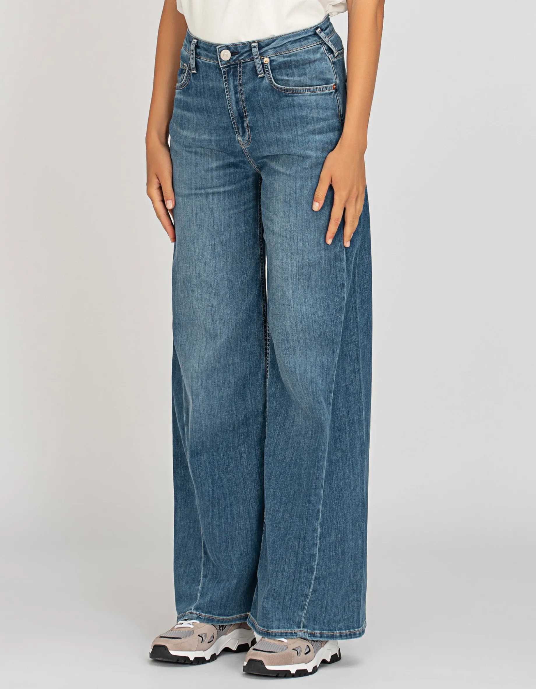 Wide-Leg Jeans
