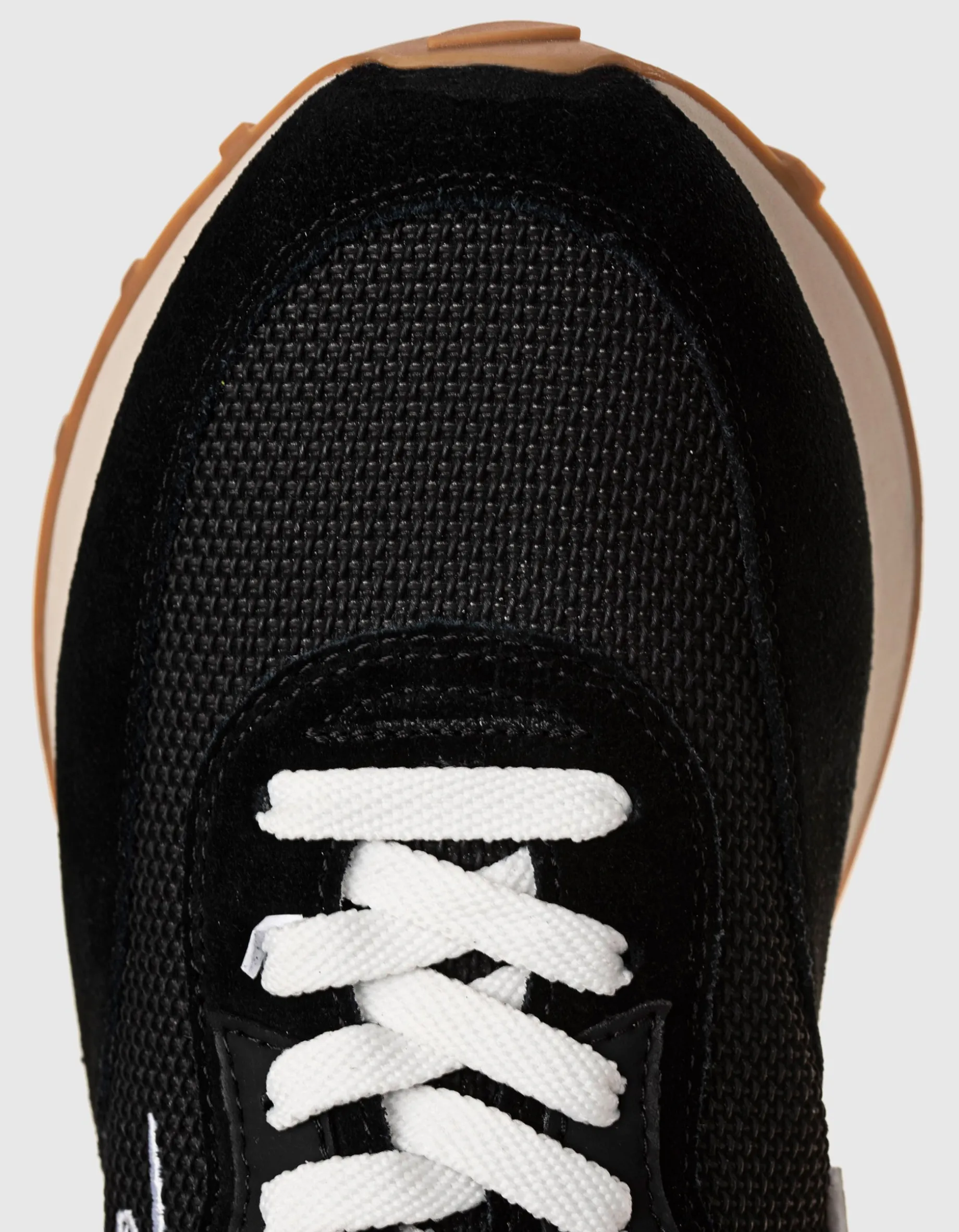 Wildleder-Sneaker mit Mesh-Details